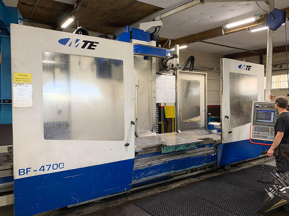 Bed-type milling machines